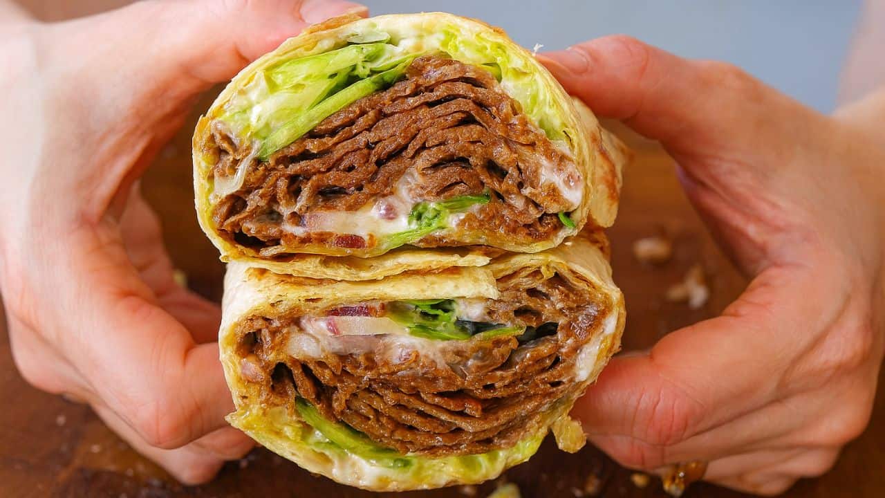 Appetitlicher Döner in der Tasche mit frischem Gemüse - Kebab King Bar